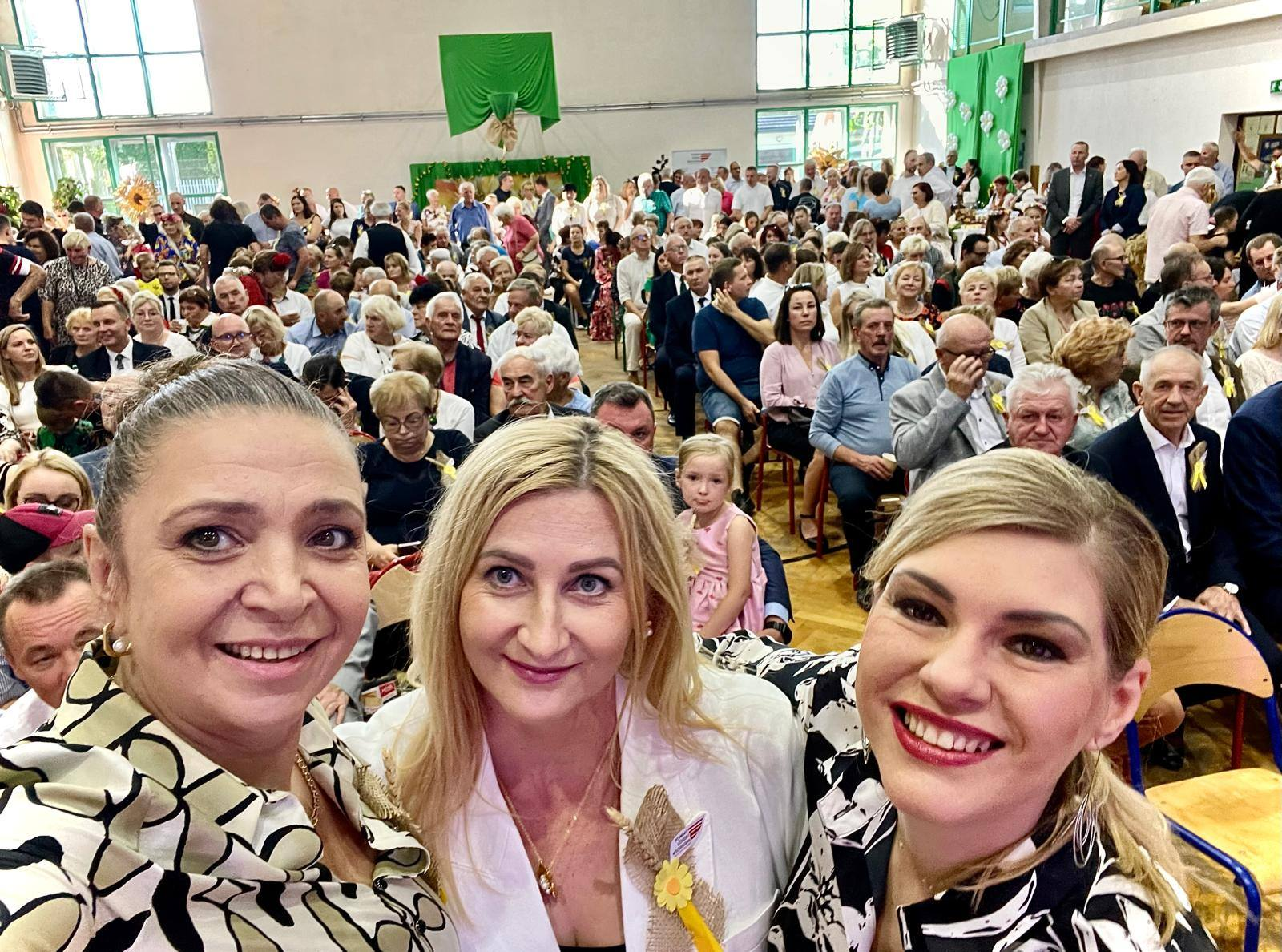 Read more about the article Powiatowa Biesiada Dożynkowa Łódzkiego Wschodniego to wyjątkowe wydarzenie, które odbywa się po dożynkach gminnych i wojewódzkich. To biesiada, kiedy już prawie wszystkie tegoroczne plony zostały zwiezione z pól do stodół